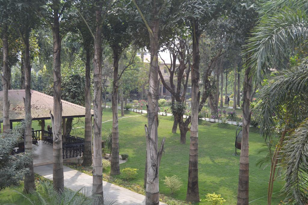 Hotel Parkland Sauraha Dış mekan fotoğraf
